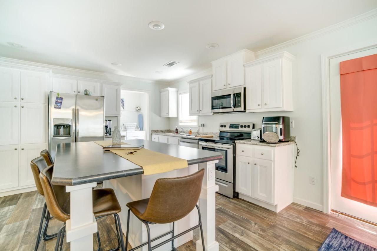 Charleston Home With Porch - 3 Mi To Folly Beach! Exteriör bild