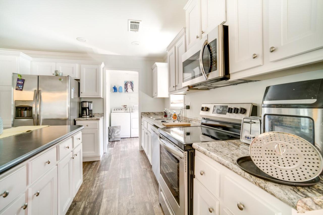 Charleston Home With Porch - 3 Mi To Folly Beach! Exteriör bild